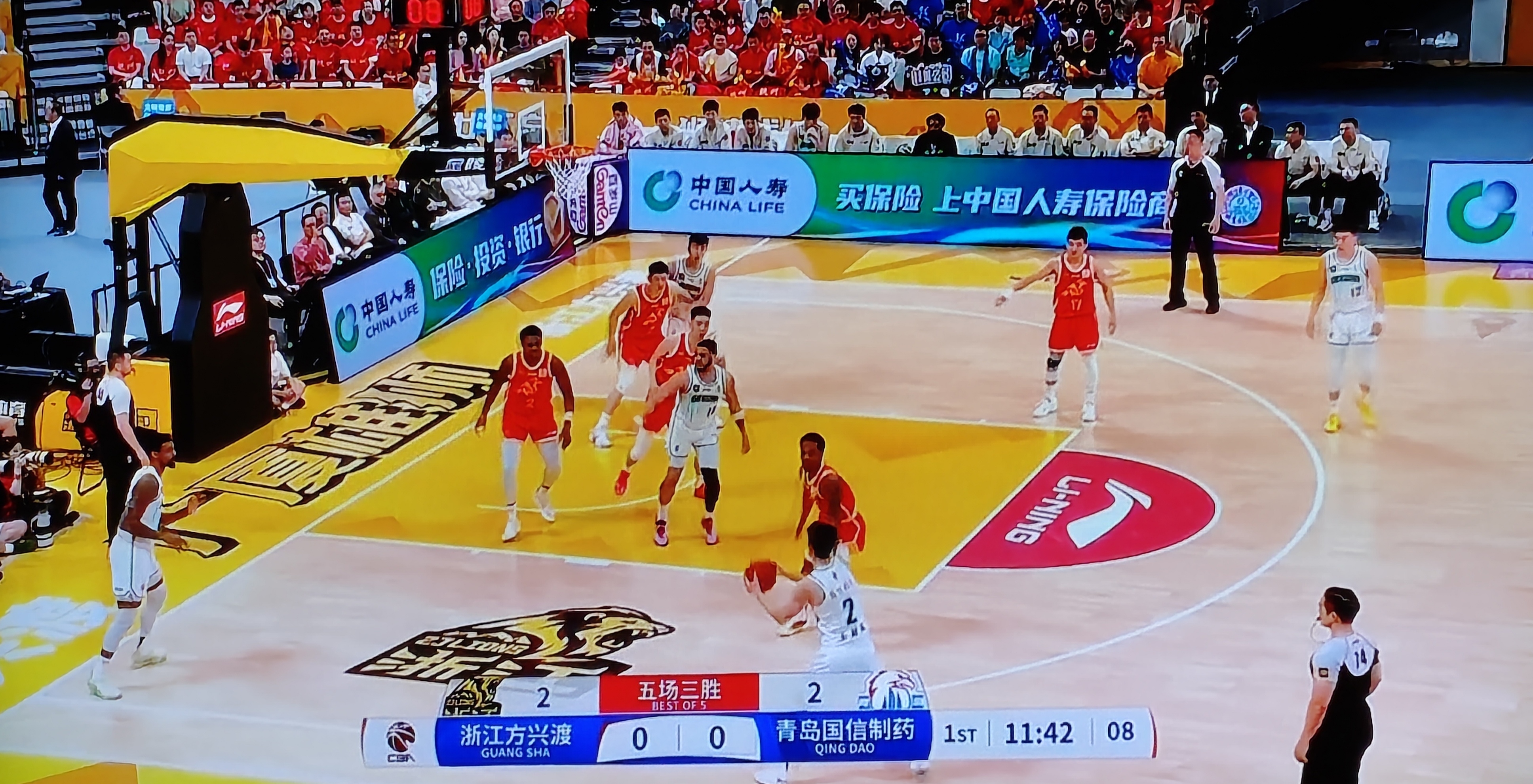 国际比赛日广东宏远调整名单以备CBA季后赛；更衣室发声环节打磨；话题不断；阵容厚度经受考验的简单介绍